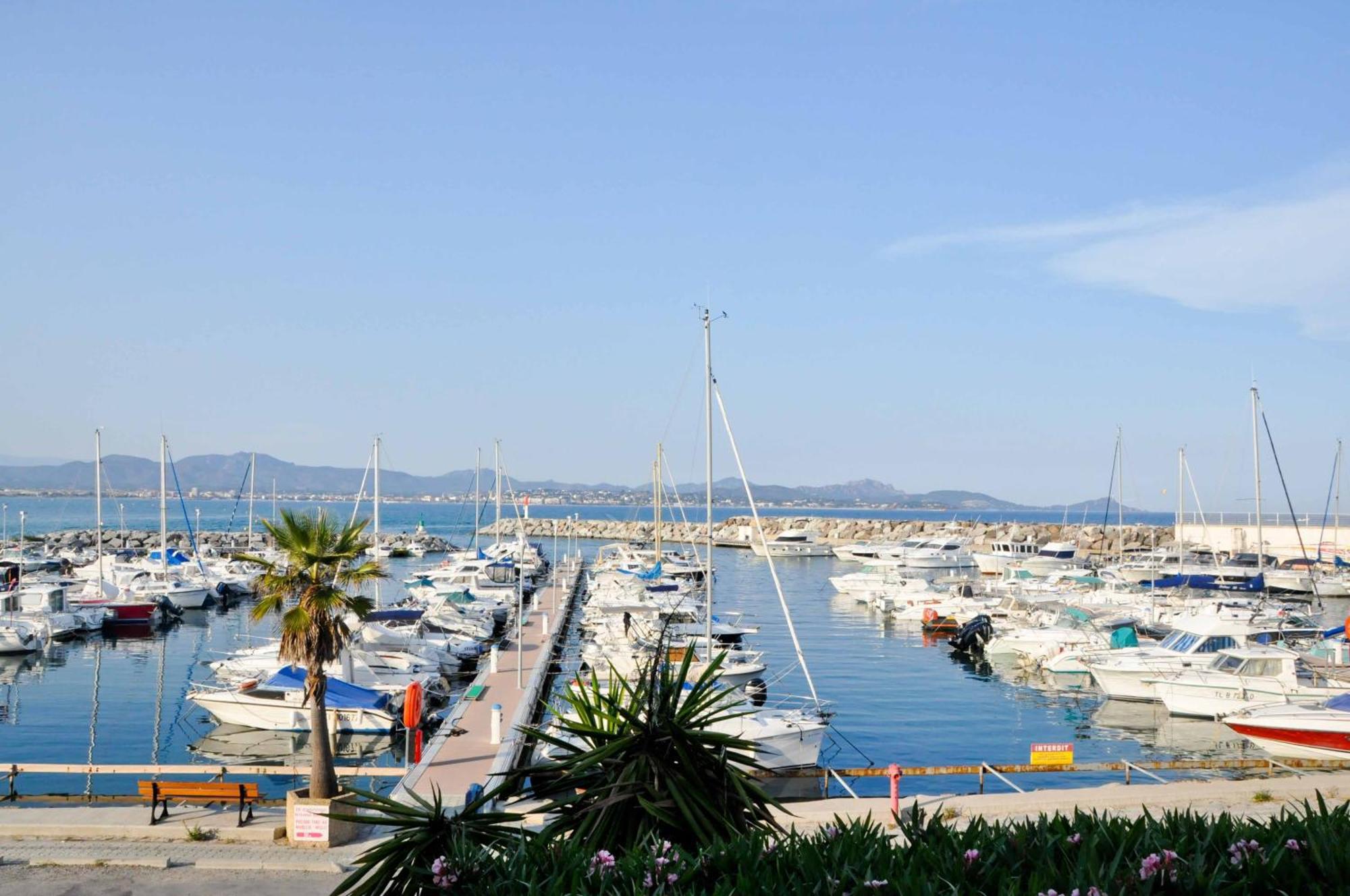 Hotel L'Escale Au Soleil แซงเตกูลฟ์ ภายนอก รูปภาพ