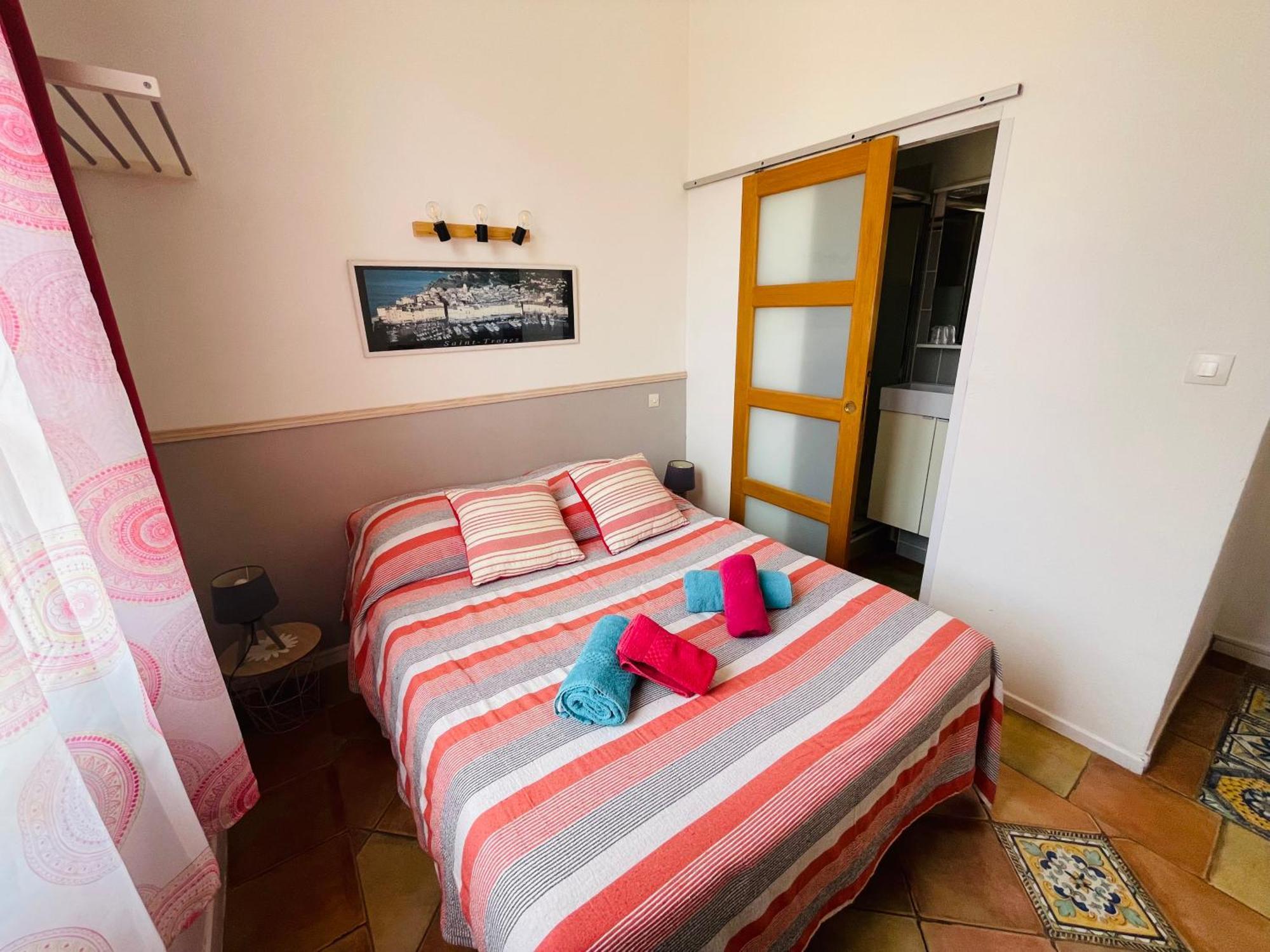 Hotel L'Escale Au Soleil แซงเตกูลฟ์ ภายนอก รูปภาพ