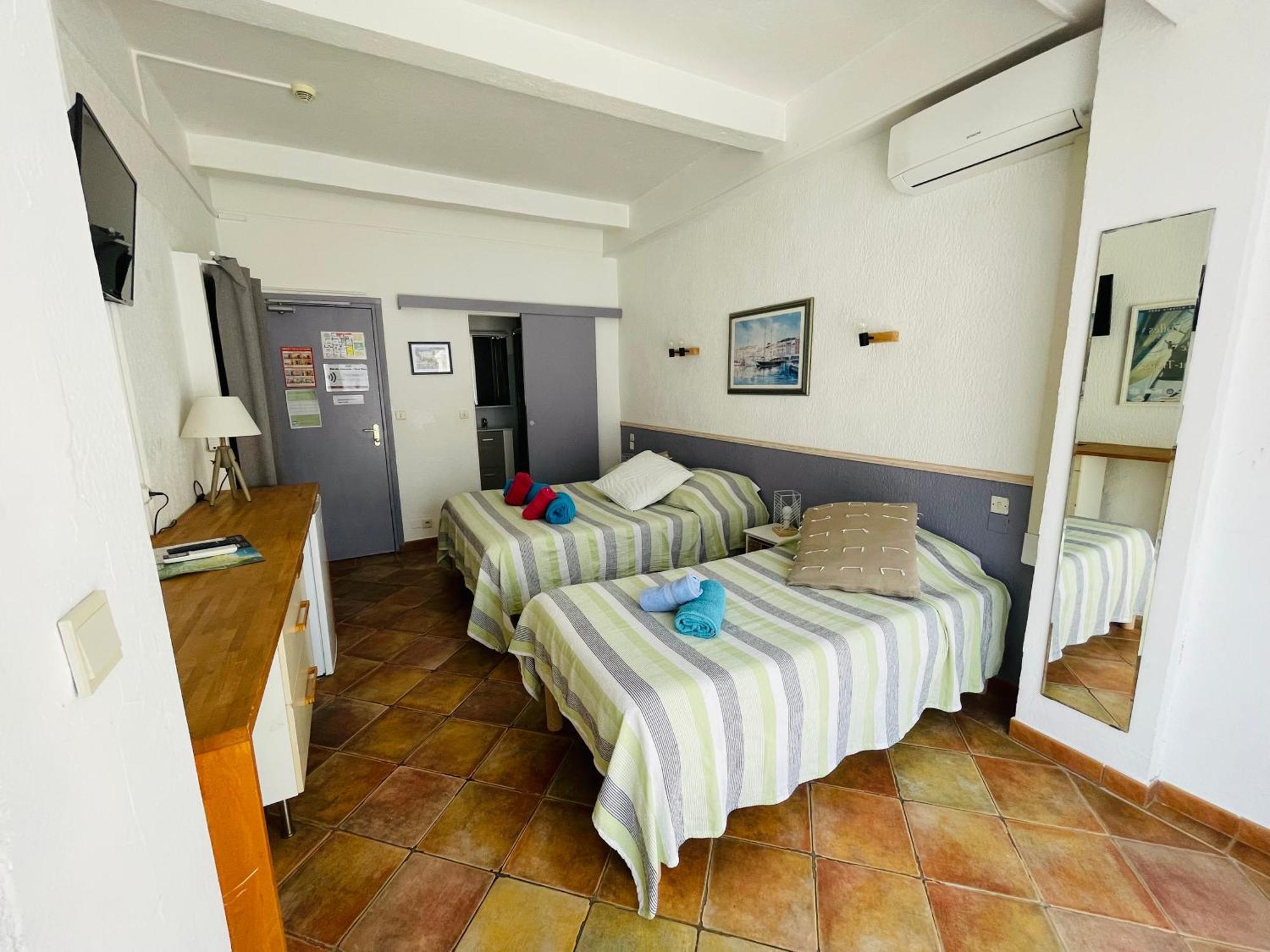 Hotel L'Escale Au Soleil แซงเตกูลฟ์ ภายนอก รูปภาพ