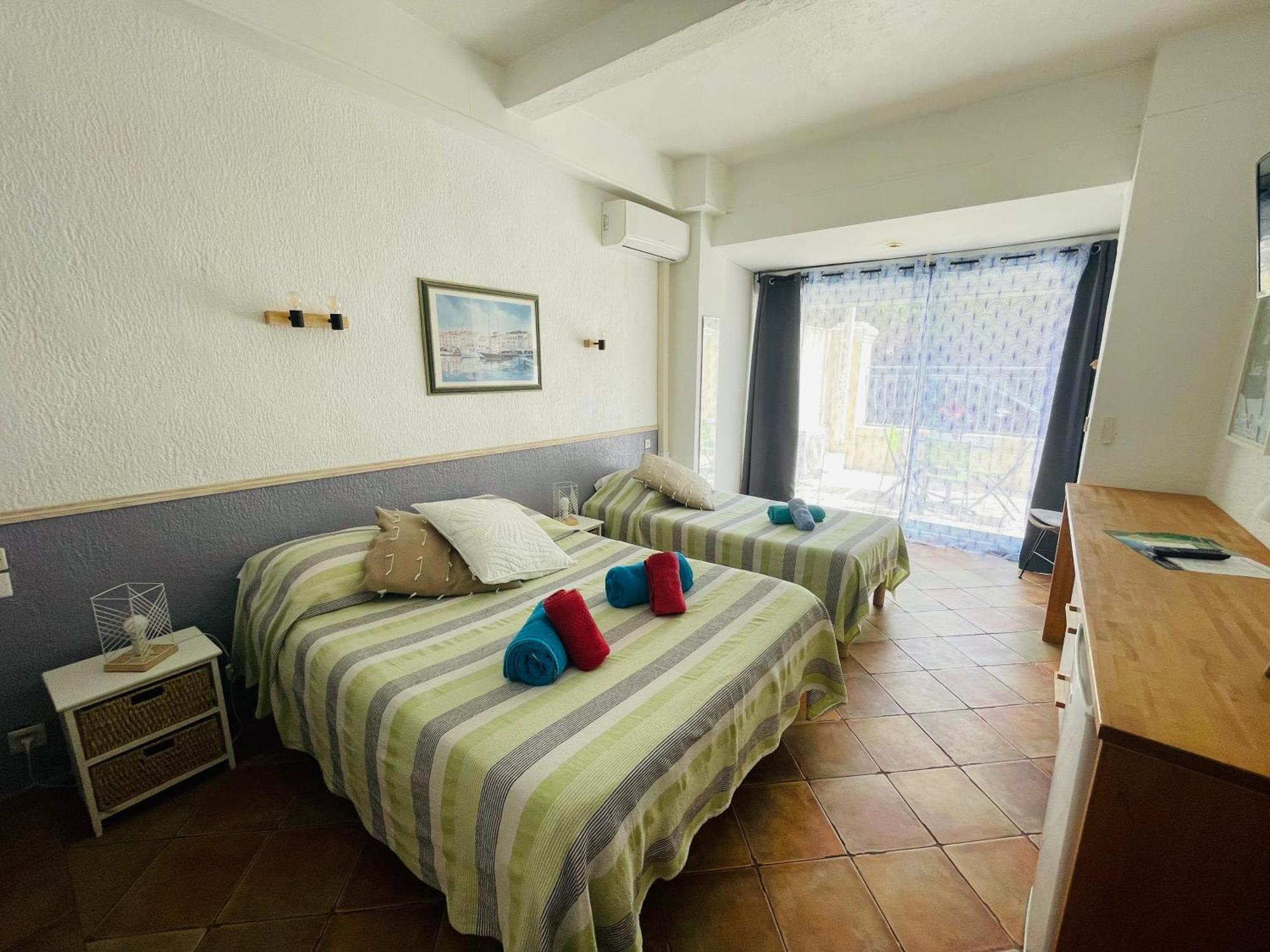 Hotel L'Escale Au Soleil แซงเตกูลฟ์ ภายนอก รูปภาพ