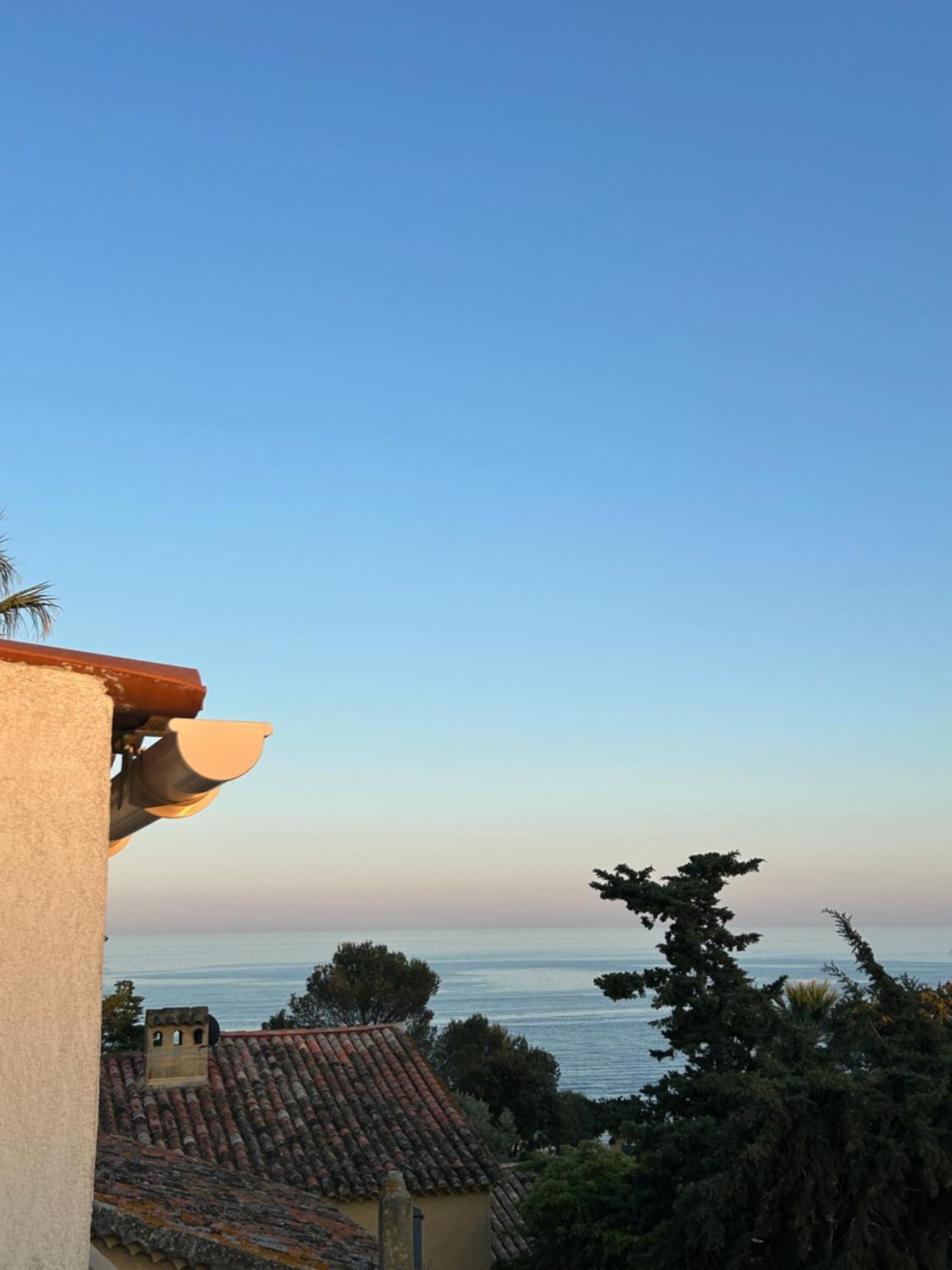 Hotel L'Escale Au Soleil แซงเตกูลฟ์ ภายนอก รูปภาพ