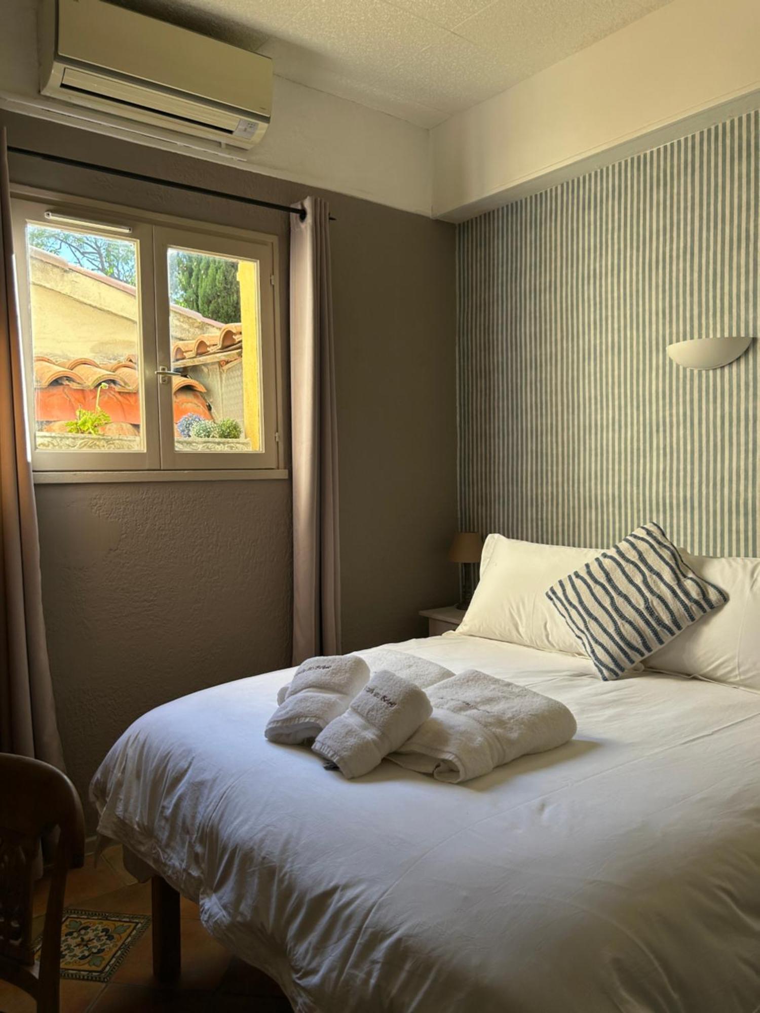 Hotel L'Escale Au Soleil แซงเตกูลฟ์ ภายนอก รูปภาพ